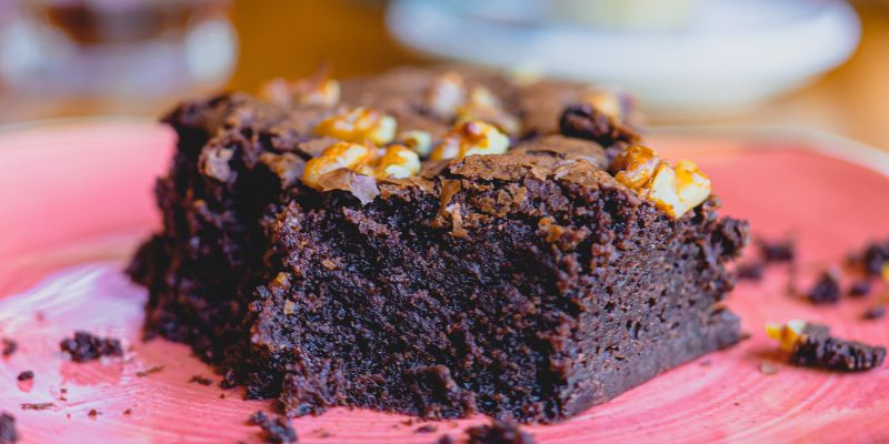 Brownie decorado com brigadeiro e nozes